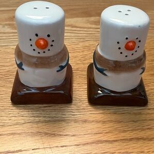 NWOT amici home ceramic s’more snowman salt & pepper shakers.  1990’s cool s&p!